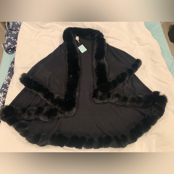 Beautiful knit and faux fur poncho-wrap. - Picture 1 of 6